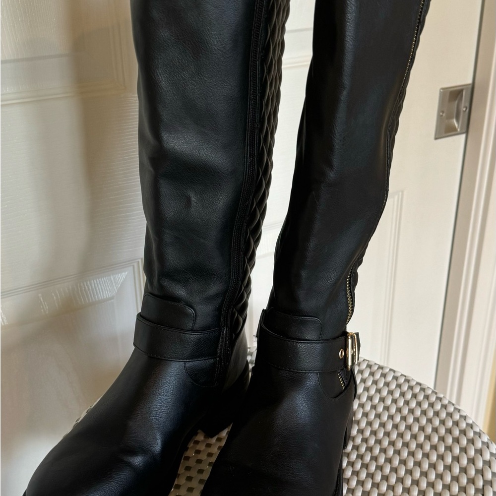 Comfortable classic black boot with gold hardware sz 7.5 - Picture 9 of 16